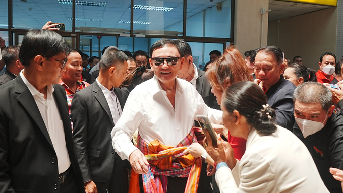 Cựu Thủ tướng Thaksin Shinawatra được chào đón nồng nhiệt tại sân bay Nakhon Ratchasima hôm 25/5. Ảnh: Thai Rath.