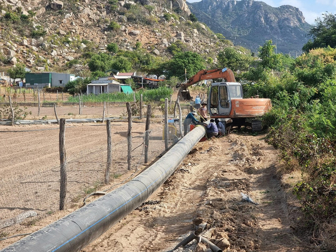 Hệ thống đường ống được đấu nối liên thông các hồ chứa ở Ninh Thuận để phục vụ chống hạn. Ảnh: Nguyễn Cơ.