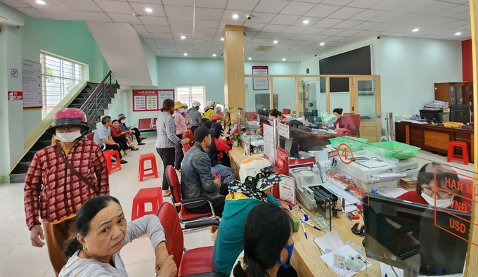 Khách hàng đến giao dịch tại Chi nhánh Ngân hàng Agribank huyện Krông Pắc. Ảnh: Quang Yên.