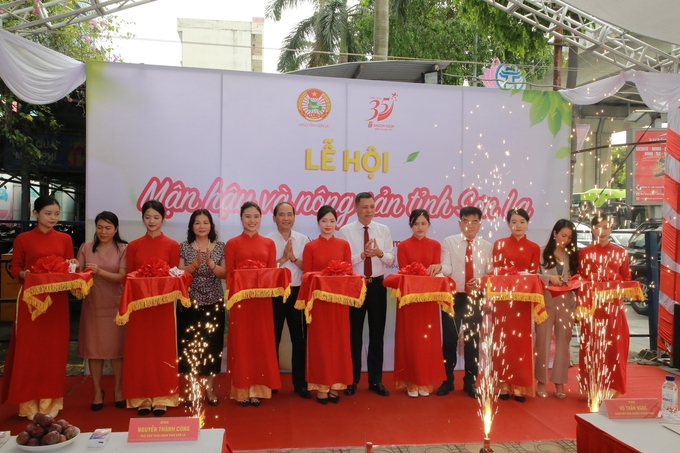 Các đại biểu cắt băng khai trương 'Lễ hội mận hậu và nông sản tỉnh Sơn La'.