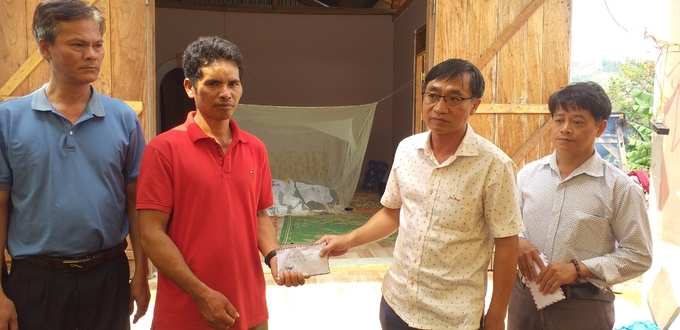 Ông Đoàn Văn Phương, Phó Chủ tịch UBND huyện Đắk Glong (thứ 2 từ phải sang) cùng lãnh đạo xã Đắk Som đến thăm hỏi, động viên gia đình nạn nhân. Ảnh: Quang Yên.