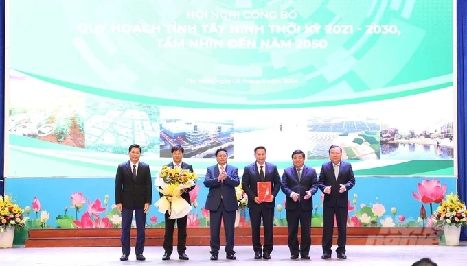 Prime Minister Pham Minh Chinh presents the planning decision to Tay Ninh province. Photo: Tran Trung.