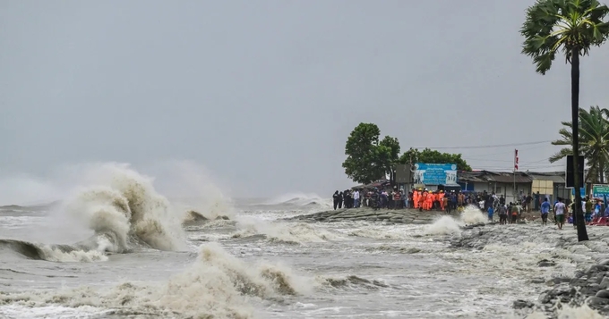 Người dân tụ tập trên biển Kuakata trước khi Bão Remal đổ bộ vào Bangladesh hôm 26/5. Ảnh: AFP.