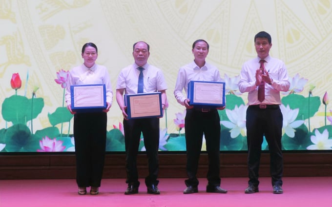 Dr. Hoang Hiep (far right), Director of the Academy for Green Growth under the Vietnam National University of Agriculture, handing over the project to a representative of An Duong district. Photo: Dinh Muoi.