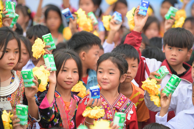 Từ nay mỗi ngày đến lớp, các em nhỏ tại Nậm Vì, Điện Biên có thêm hộp sữa là 'người bạn mới'.