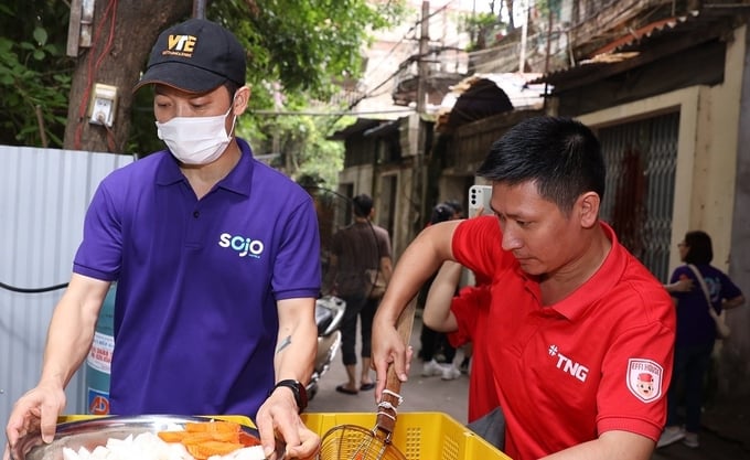 CBNV ROX Group và SOJO Hotels cùng tham gia nấu Bữa cơm sẻ chia tặng bệnh nhân nghèo. Ảnh: ROX Group.