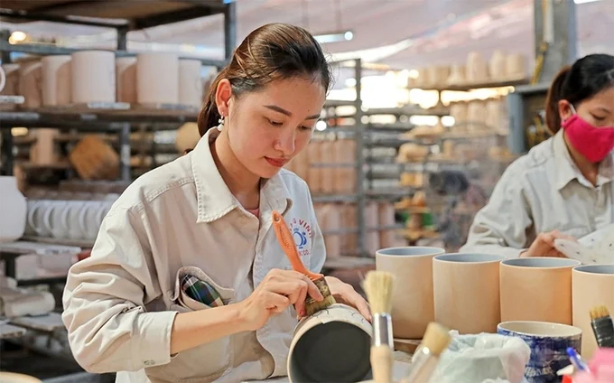 The Vietnamese fine arts ceramics production market relies on more than 5,000 craft villages nationwide.