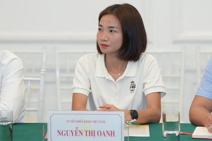 Vận động viên Nguyễn Thị Oanh tham gia họp báo và chia sẻ một số kinh nghiệm về tham gia giải chạy trong điều kiện thời tiết nắng nóng. Tại Quảng Trị Marathon 2024, cô tham gia ở cự ly 21 km. Ảnh: Tùng Đinh.