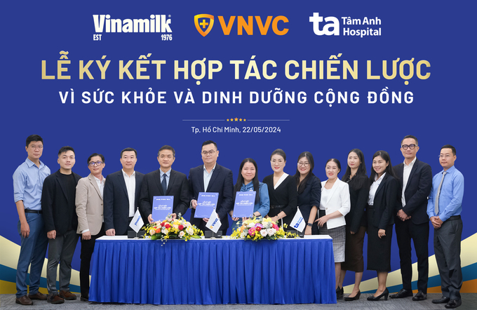 Lãnh đạo Vinamilk, Hệ thống trung tâm tiêm chủng VNVC và Bệnh viện Đa khoa Tâm Anh ký hợp tác chiến lược. Ảnh: Vi Nam.