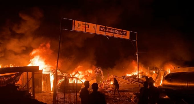 Hỏa hoạn xảy ra sau cuộc không kích của Israel vào Rafah, phía nam Dải Gaza hôm 26/5. Ảnh: Reuters.