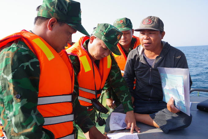 Lực lượng BĐBP tỉnh Bình Định kiểm tra giám sát tàu cá trên biển. Ảnh: V.Đ.T.