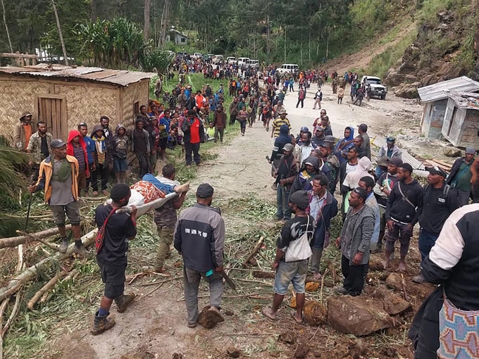Một người bị thương được đưa đi cấp cứu sau trận lở đất ở làng Yambali, Papua New Guinea, hôm 24/5. Ảnh: IOM.
