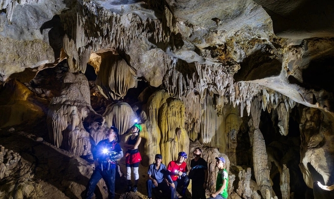 Stalactites fell from the ceiling of the cave right behind the cave entrance. Photo: Hoang Tao.