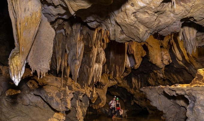 The cave has many magnificent and mysterious stalactites. Photo: Hoang Tao.