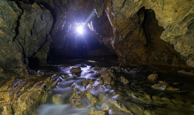 In the cave there is an underground river connecting to two lakes at both ends. Photo: Hoang Tao.