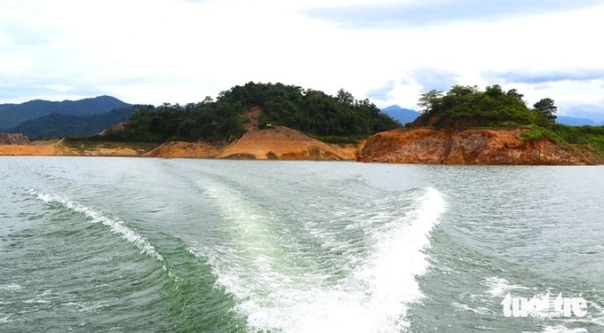 'Monkey Island' with an area of 4 hectares is located in the middle of Ngan Truoi Lake (belonging to Vu Quang National Park, Vu Quang district, Ha Tinh). This island is used as a location to release monkeys back into the natural environment, and at the same time serves to check and monitor the adaptation process of monkeys in the new environment. Photo: Le Minh.