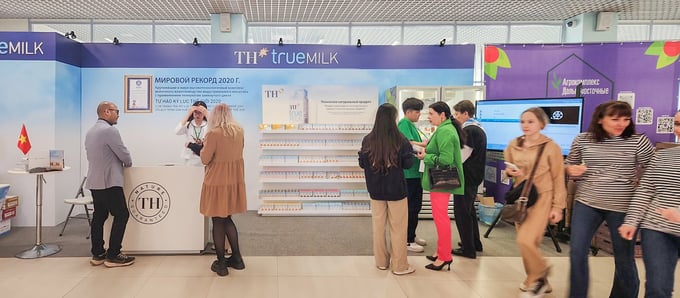 Khu vực gian hàng giới thiệu sản phẩm của Tập đoàn TH tại Global Expo Vladivostok 2024 thu hút nhiều khách hàng tham quan, trải nghiệm sản phẩm. Ảnh: An Lâm.