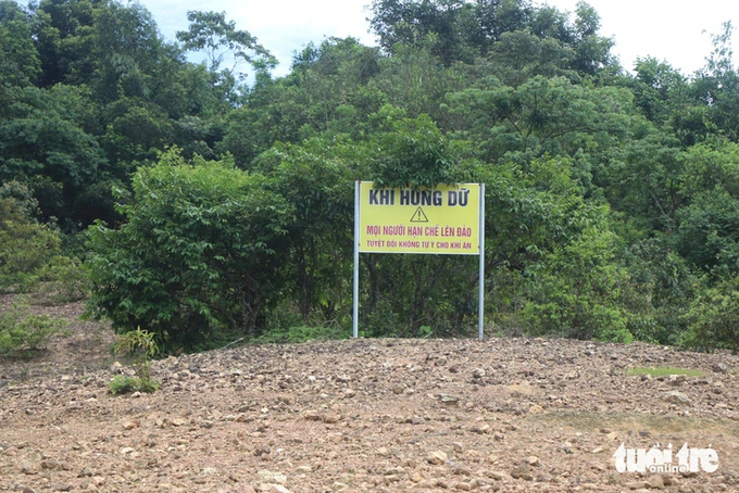 Mr. Nguyen Viet Hung - Head of Science and International Cooperation Department (Vu Quang National Park) - said that during the survey process, it was found that 'monkey island' has enough vegetation to provide food for the monkeys, so he decided to choose it as a location to release monkeys into the environment. In the photo: Warning sign in the area where monkeys are reintroduced. Photo: Le Minh.