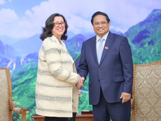 Prime Minister Pham Minh Chinh and Ms Manuela V. Ferro, WB Vice President. Photo: VGP.