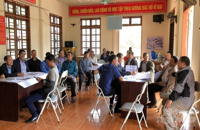 The community agricultural extension group conducted training on building business production plans for agricultural cooperatives in Quynh Nhai district. Photo: KNSL.