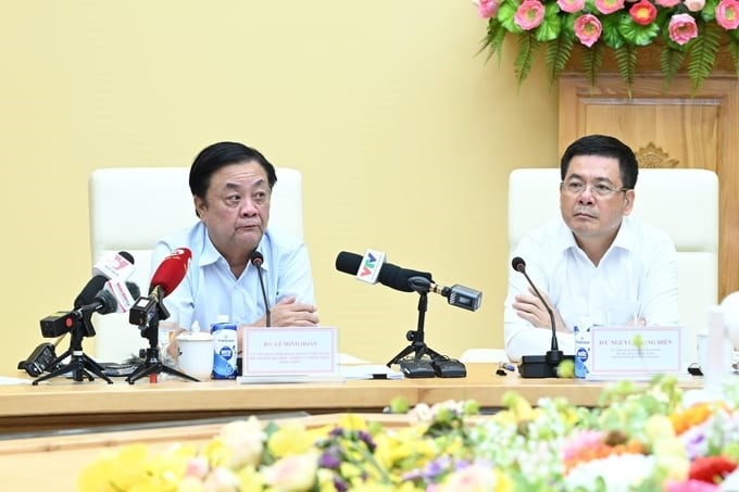 Minister Le Minh Hoan and Minister Nguyen Hong Dien chaired the conference. Photo: C.Dung.