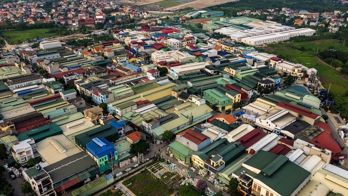 Làng Khoai hiện được phủ kín bằng những nhà cao tầng, không ít trong số đó là những cơ sở sản xuất nhựa. Ảnh: Vượng Lê.