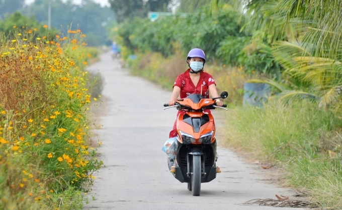 Con đường bê tông hóa tại một xã nông thôn mới thuộc tỉnh Đồng Tháp. Ảnh: Lê Hoàng Vũ.