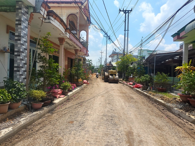 Trong khuôn khổ dự án xây dựng kè chống sạt lở sông Giao Hòa còn xây dựng đường huyện lộ ĐH.03  với chiều dài toàn tuyến 945m. Ảnh: Minh Đảm.