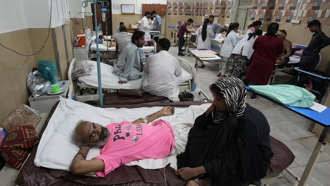 Các bệnh nhân bị say nắng được điều trị tại bệnh viện ở Karachi, Pakistan hôm 23/5. Ảnh: AP.
