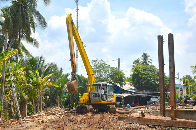 Thi công dự án kè chống sạt lở sông Giao Hòa. Ảnh: Hoàng Vũ