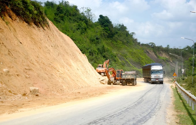 Gói thầu số 7 thi công xây dựng đoạn từ Km18 - Km43 Quốc lộ 4B do liên danh 3 nhà thầu thực hiện là Công ty Cổ phần Xây dựng Xuân Quang, Công ty Cổ phần tập đoàn Thuận An - TAG và Công ty Cổ phần VINADELTA. Ảnh: Cường Vũ. 