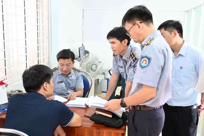MARD's delegation inspected the work against IUU fishing in Binh Thuan. Photo: KS.