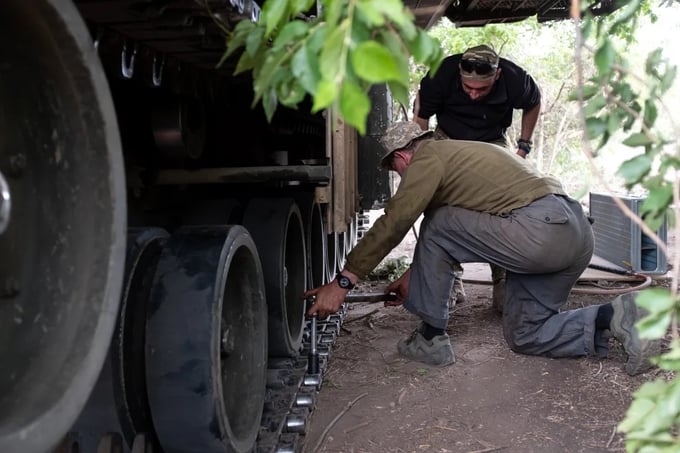 Binh sĩ Ukraine đang sửa chữa một chiếc xe tăng Abrams do Mỹ viện trợ. Ảnh: CNN.