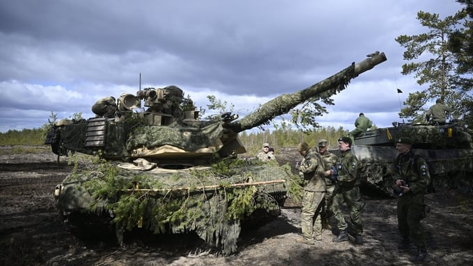 Xe tăng Abrams do Mỹ sản xuất trong cuộc tập trận quân sự ở Niinisalo, Phần Lan, hồi tháng 5/2023. Ảnh: AFP.