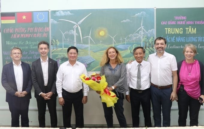 Ms. Myriam Ferran and the delegation visited Ninh Thuan Vocational College. Photo: PC.