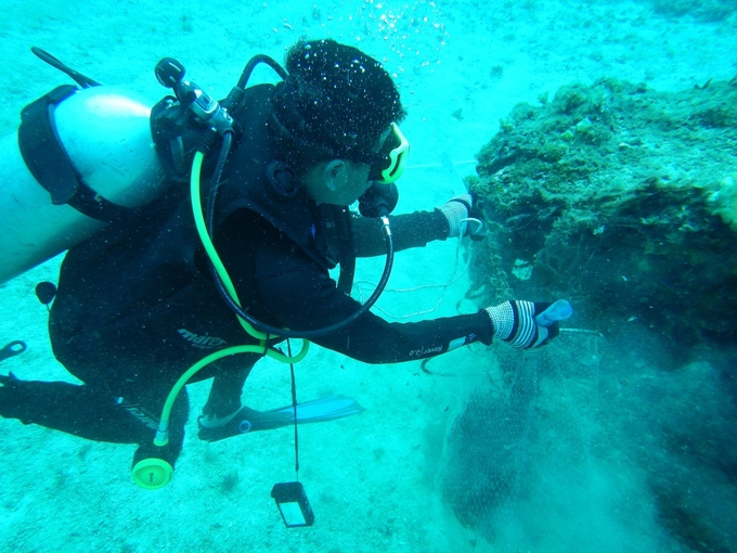 Divers collect trash on the seabed of Ly Son. Photo: Huu Danh.