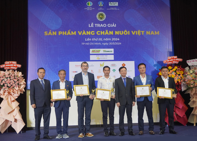 Ông Nguyễn Thanh Sơn, Chủ tịch Hiệp hội Chăn nuôi gia cầm Việt Nam và ông Phạm Kim Đăng, Phó Cục trưởng Cục Chăn nuôi (Bộ NN-PTNT) trao chứng nhận cho các doanh nghiệp đoạt giải Nhất 'Sản phẩm Vàng chăn nuôi Việt Nam' năm 2024 cho các doanh nghiệp: Công ty TNHH giống gia cầm Minh Dư; Công ty TNHH MTV gà giống DABACO; Công ty TNHH giống gia cầm Cao Khanh; Công ty TNHH Olmix Asialand Việt Nam; Công ty TNHH Thuốc thú y Á Châu. Ảnh: Nguyễn Thủy.