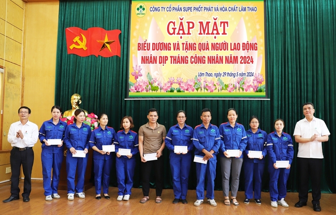 Lãnh đạo Công ty Cổ phần Supe Phốt phát và Hoá chất Lâm Thao và Công đoàn gặp mặt biểu dương, tặng quà người lao động nhân dịp Tháng Công nhân 2024 và hướng tới chào mừng kỷ niệm 62 năm ngày Công ty bước vào sản xuất (24/6/1962 - 24/6/2024) chiều 29/5/2024.