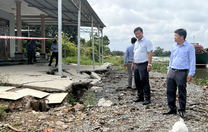 Ông Phan Văn Tới, Phó Chủ tịch UBND huyện Thủ Thừa kiểm tra vị trí sạt lở. Ảnh: Sơn Trang.