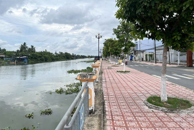 Đoạn bờ kè kênh Thủ Thừa được xây dựng trong giai đoạn 1 đã phát huy tác dụng chống sạt lở, chỉnh trang đô thị thị trấn Thủ Thừa. Ảnh: Sơn Trang.