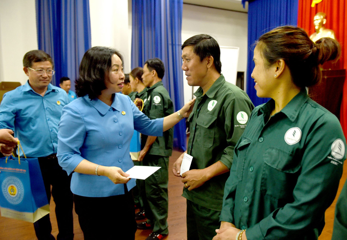 Bà Thái Thu Xương, Phó Chủ tịch Tổng Liên đoàn Lao động Việt Nam trao quà, động viên công nhân của VRG.