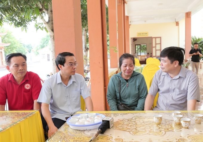 Lãnh đạo tỉnh Thái Bình thăm, động viên, chia sẻ với người thân cháu bé bị tử vong. Ảnh: Sở TT-TT tỉnh Thái Bình.