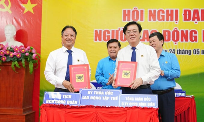 Ông Ngô Văn Đông, Tổng Giám đốc Công ty CP Phân bón Bình Điền và ông Lê Bá Định, Chủ tịch Công đoàn ký Thỏa ước lao động Tập thể năm 2024.