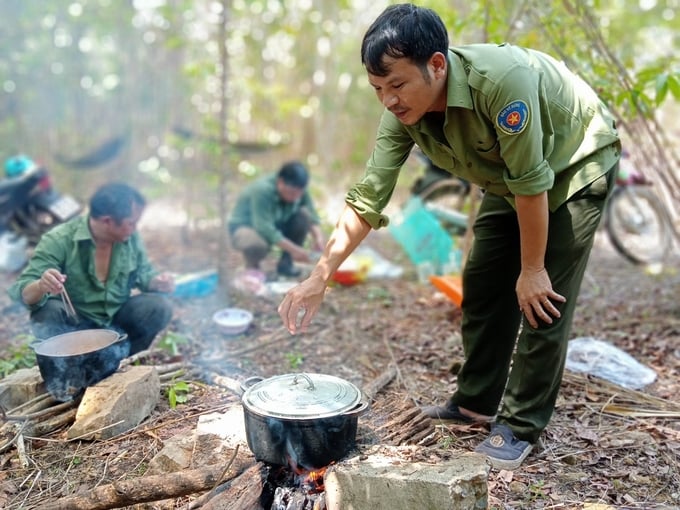 Những bữa cơm chóng vánh nấu trong rừng để ăn qua bữa của anh em Trạm quản lý bảo vệ rừng số 3. Ảnh: Đăng Lâm.