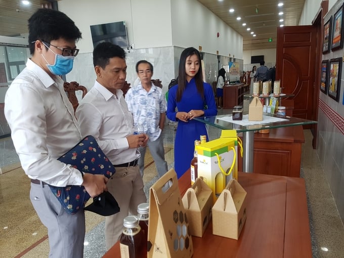 Chủ tịch UBND tỉnh Cà Mau đề nghị các các sở, ban, ngành hỗ trợ nâng hạng 9 sản phẩm OCOP 4 sao lên 5 sao. Ảnh: Trọng Linh.