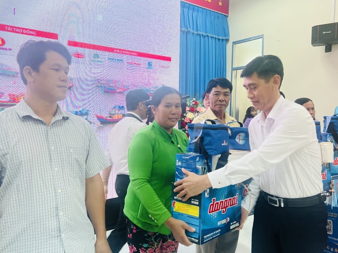 Ông Phan Văn Bá, Phó Trưởng Văn phòng đại diện Agribank Khu vực Tây Nam Bộ trao quà cho ngư dân. Ảnh: Minh Khương.