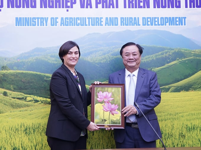Bộ trưởng Lê Minh Hoan bày tỏ cảm kích trước sự hợp tác và tình cảm của bà Mona Sur.