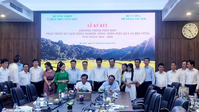 Bộ trưởng Bộ VH-TT&DL Nguyễn Văn Hùng và Bộ trưởng Bộ NN-PTNT Lê Minh Hoan ký kết Chương trình Phối hợp trong phát triển du lịch nông nghiệp, nông thôn hiệu quả và bền vững giai đoạn 2024 - 2030. 