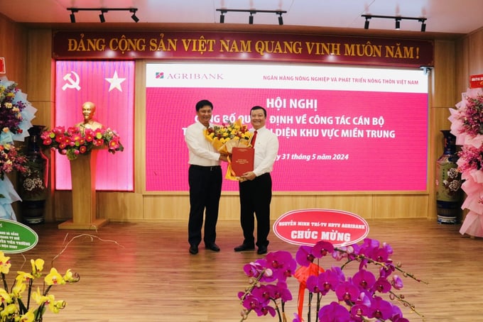 Ông Phạm Toàn Vượng, Tổng Giám đốc Agribank trao quyết định và tặng hoa cho ông Nguyễn Tiến Trường. Ảnh: PC.