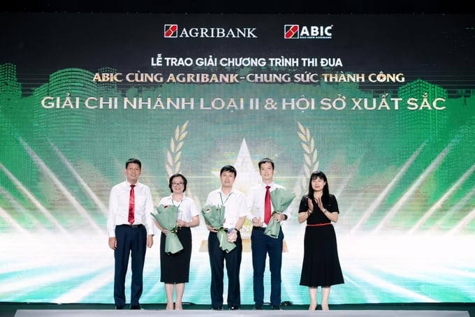 Ông Nguyễn Hồng Phong - Tổng giám đốc Bảo hiểm Agribank trao giải cho Chi nhánh loại II & Hội sở xuất sắc. Ảnh: ABIC.
